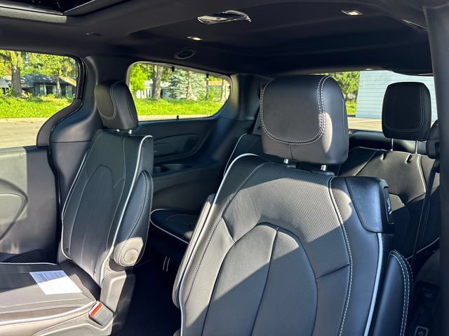 New 2027 Chrysler Pacifica Limited w/ S Appearance Package AWD/4WD image 8