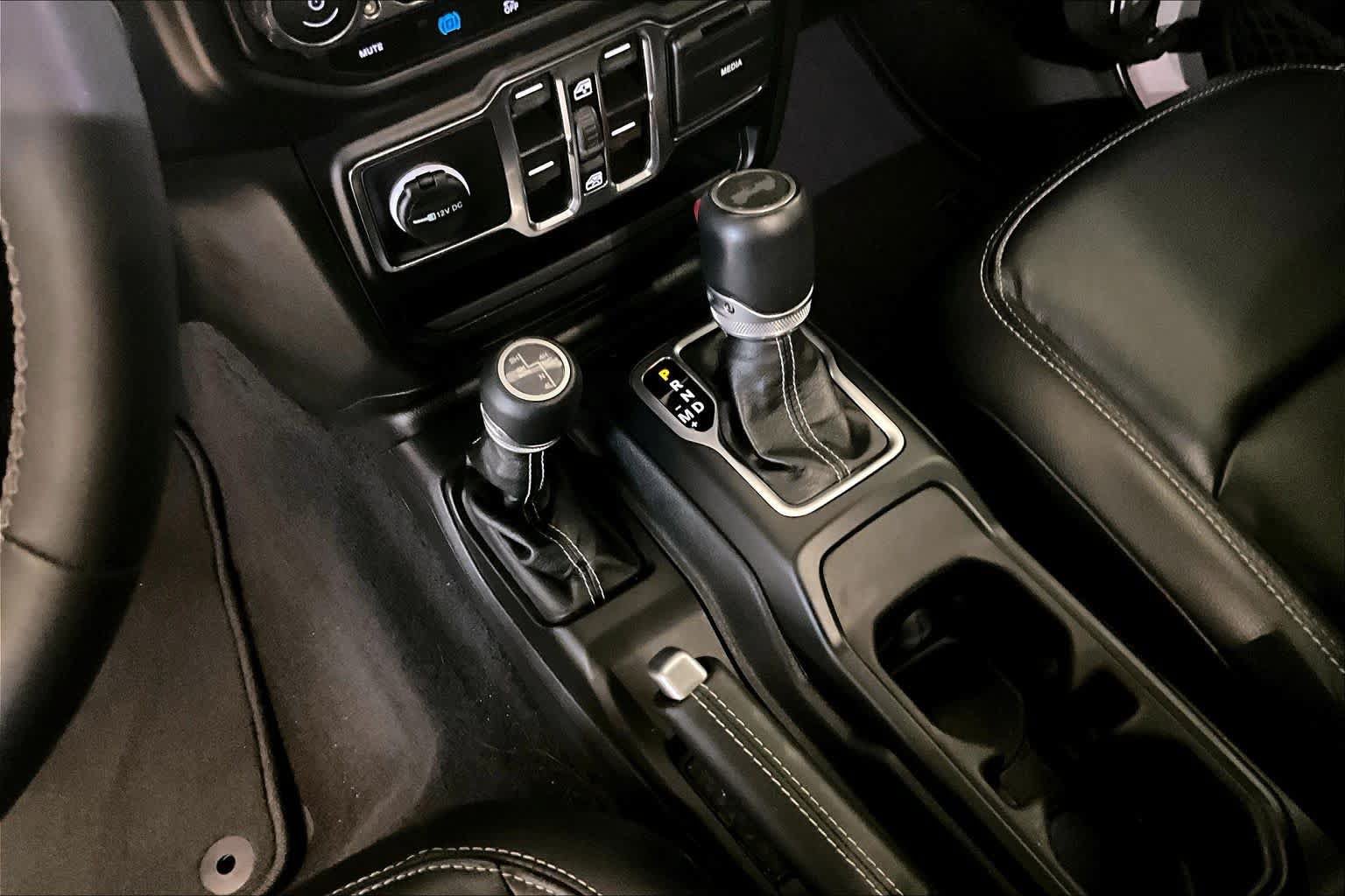 Used 2023 Jeep Wrangler Unlimited Sahara AWD/4WD image 15