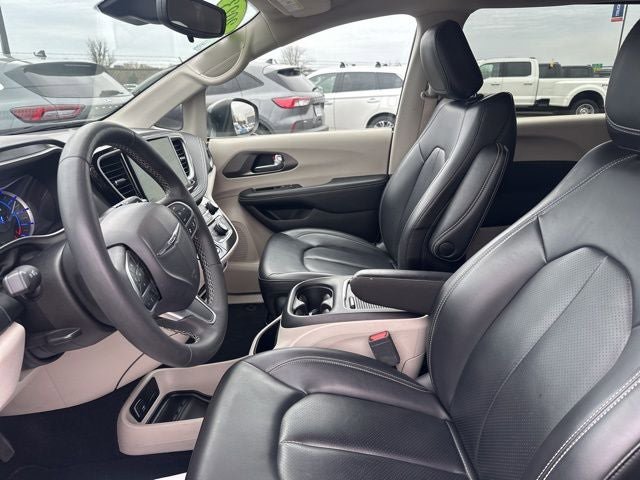 Used 2023 Chrysler Pacifica Touring-L image 16