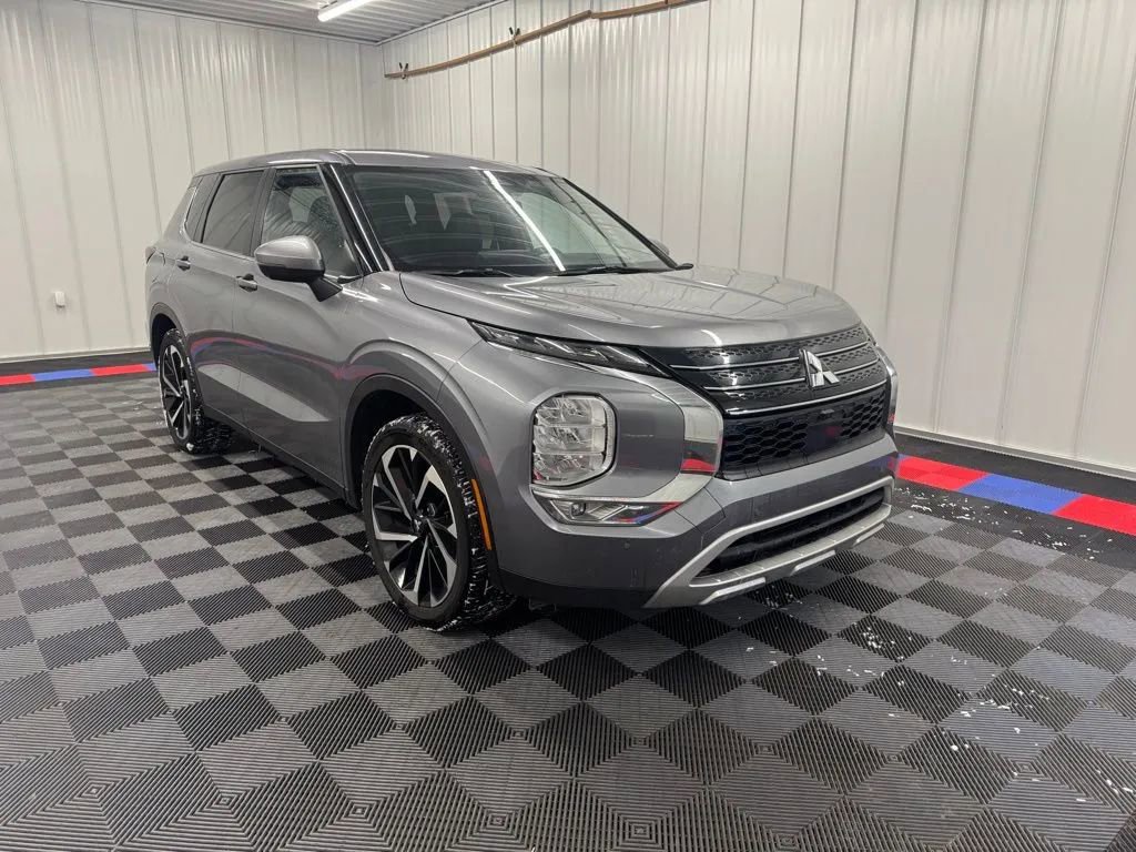 Used 2024 Mitsubishi Outlander SE image 2