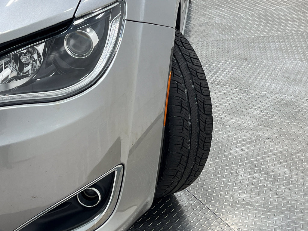 Used 2018 Chrysler Pacifica Touring-L FWD image 38