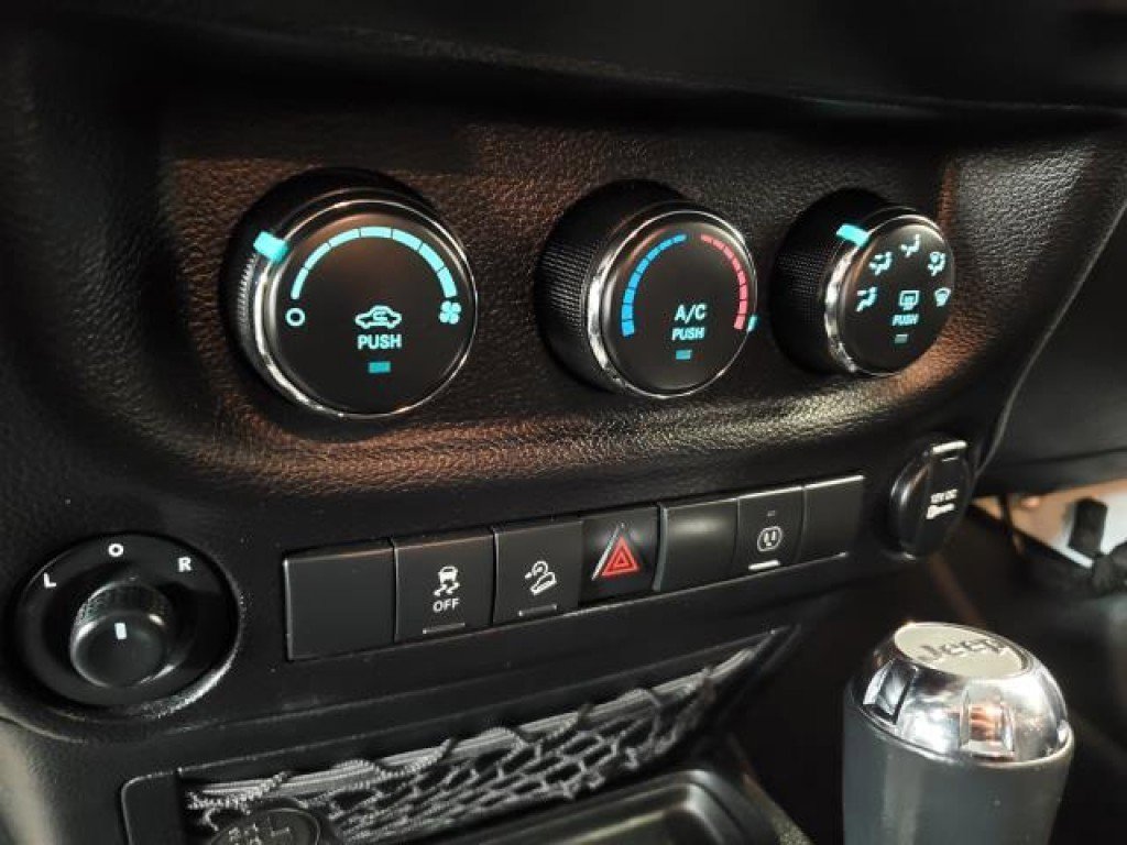 Used 2017 Jeep Wrangler Unlimited Sahara w/ Connectivity Group image 18