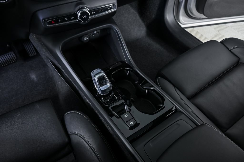 Certified 2025 Volvo XC40 B5 Plus image 17