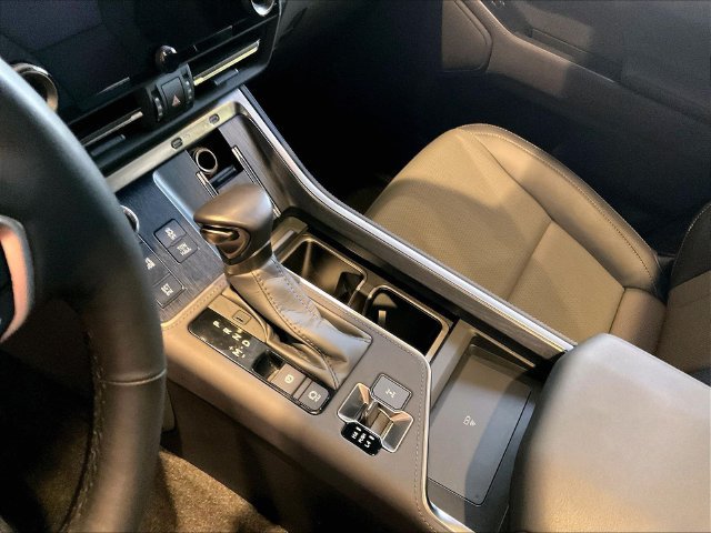 Used 2025 Lexus GX 550 w/ Accessory Package (2T) AWD/4WD image 16