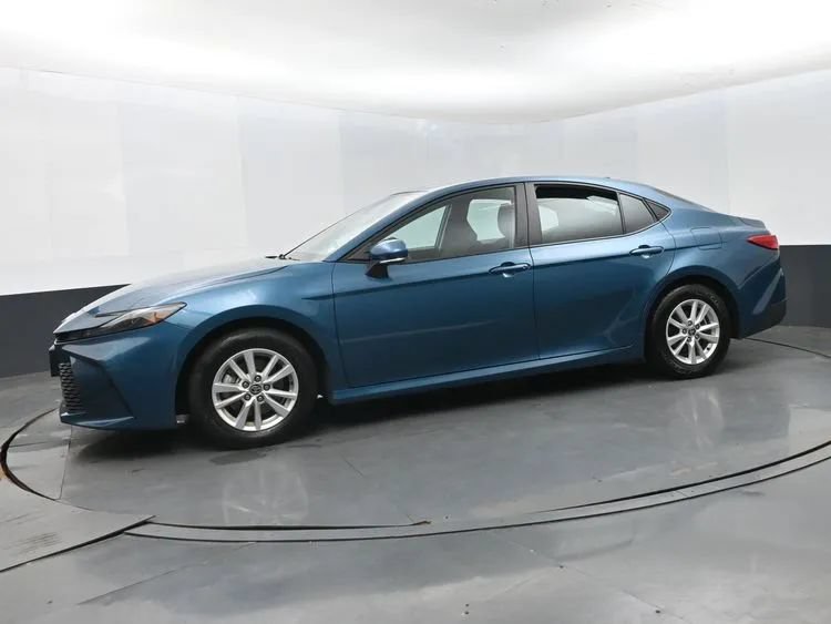 Used 2025 Toyota Camry LE FWD image 5