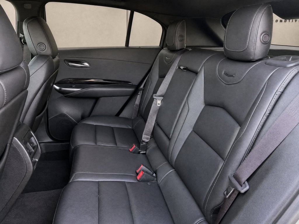 Used 2024 Cadillac XT4 Luxury w/ Cold Weather Package FWD image 12