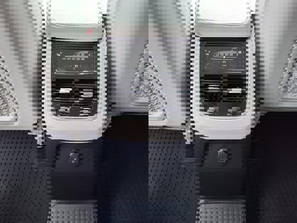 Certified 2023 Volvo XC90 T8 Plus w/ Protection Package image 7
