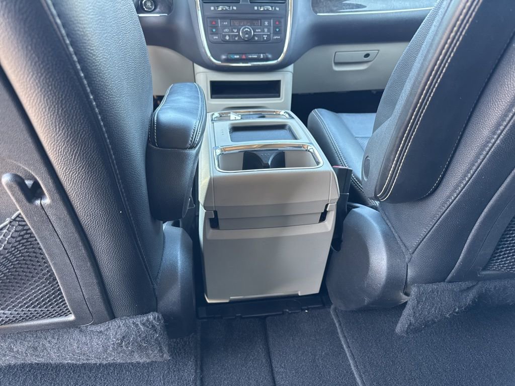 Used 2016 Chrysler Town & Country Touring-L w/ Driver Convenience Group image 29