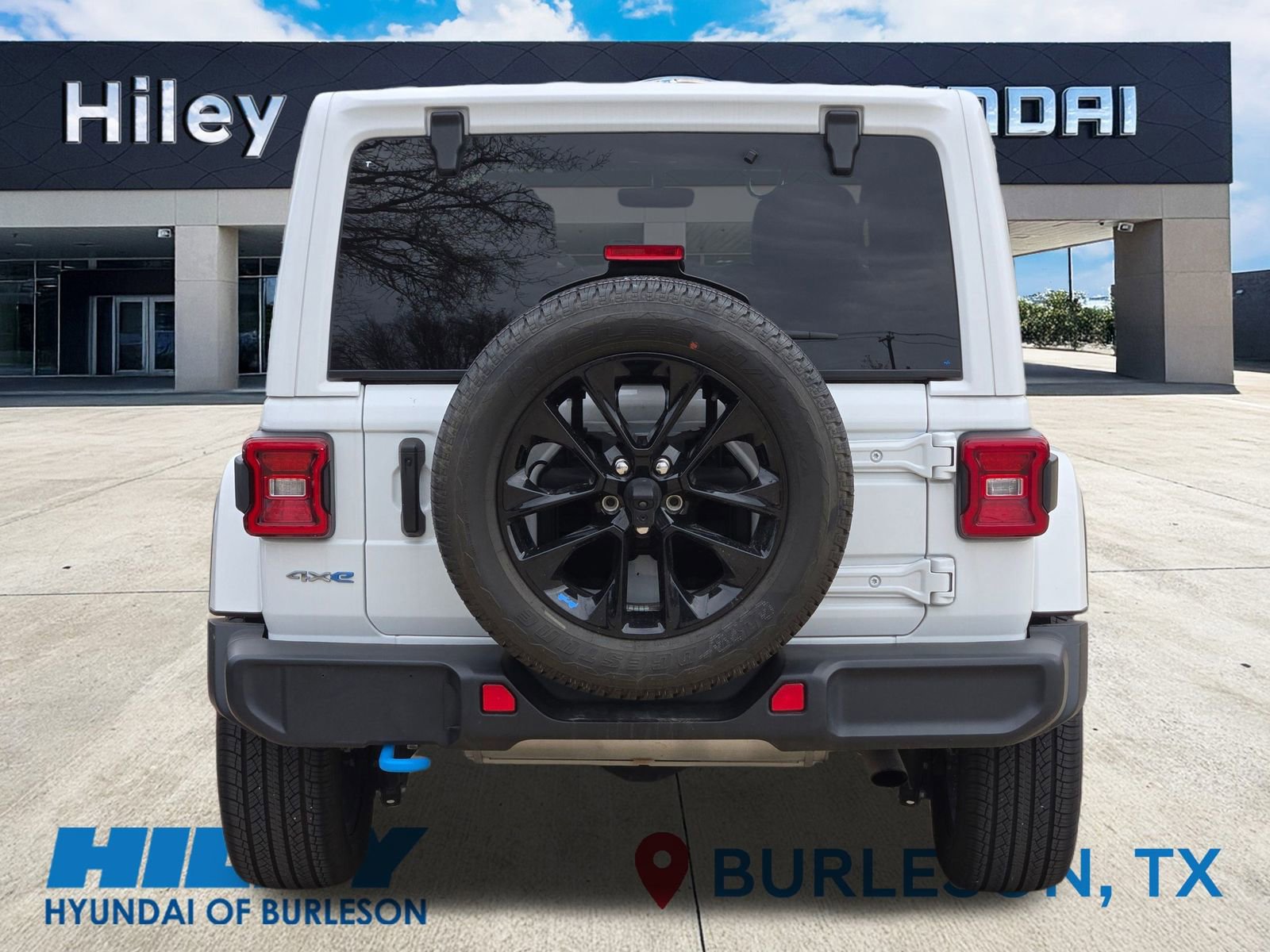 Used 2022 Jeep Wrangler Unlimited Sahara w/ Cold Weather Group image 5