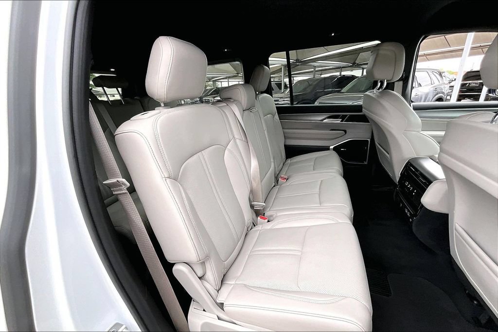 Used 2025 Jeep Wagoneer 4WD image 38