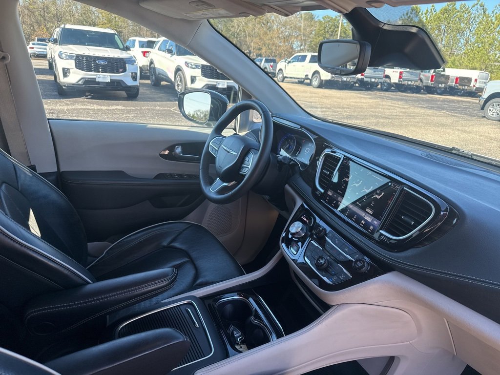 Used 2024 Chrysler Pacifica Limited image 8