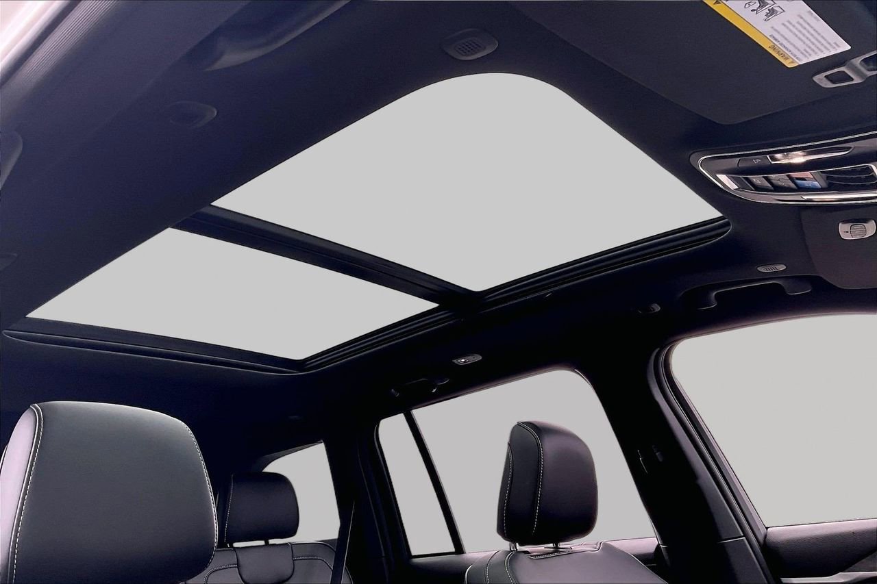 Certified 2025 Jeep Grand Cherokee Limited w/ Black Appearance Package image 17