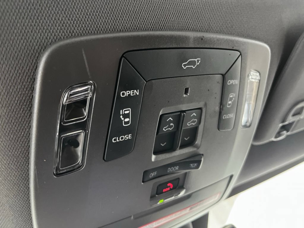 Used 2023 Toyota Sienna Platinum AWD/4WD image 18