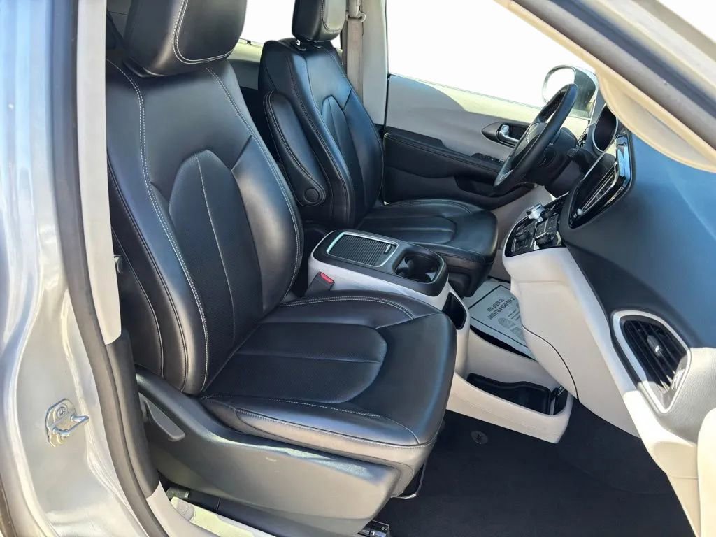 Used 2023 Chrysler Pacifica Touring-L image 29