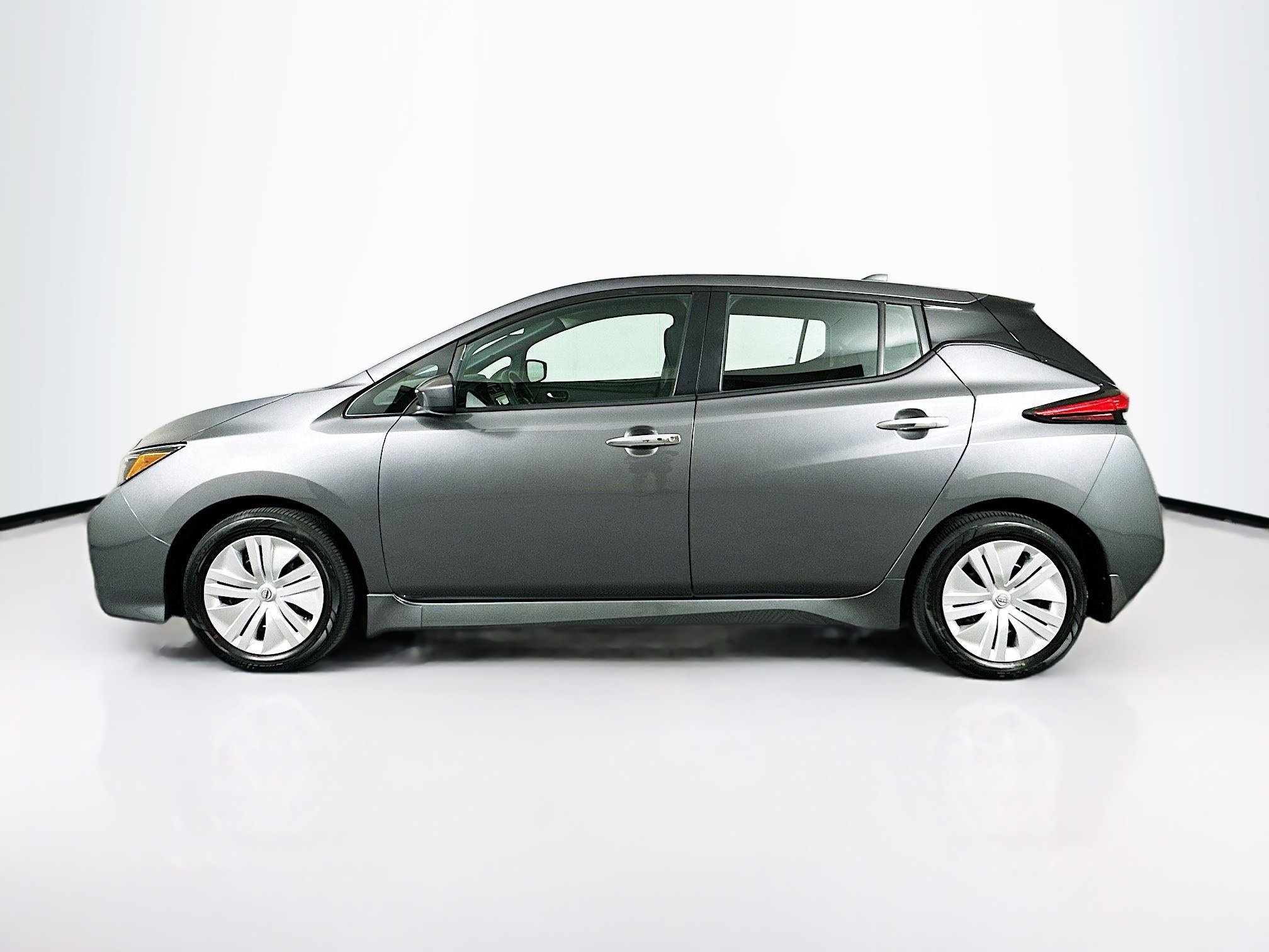 Used 2024 Nissan Leaf S FWD image 4
