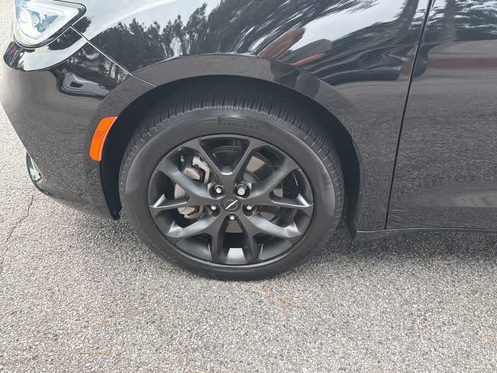 Used 2024 Chrysler Pacifica Touring-L w/ S Appearance Package AWD/4WD image 9