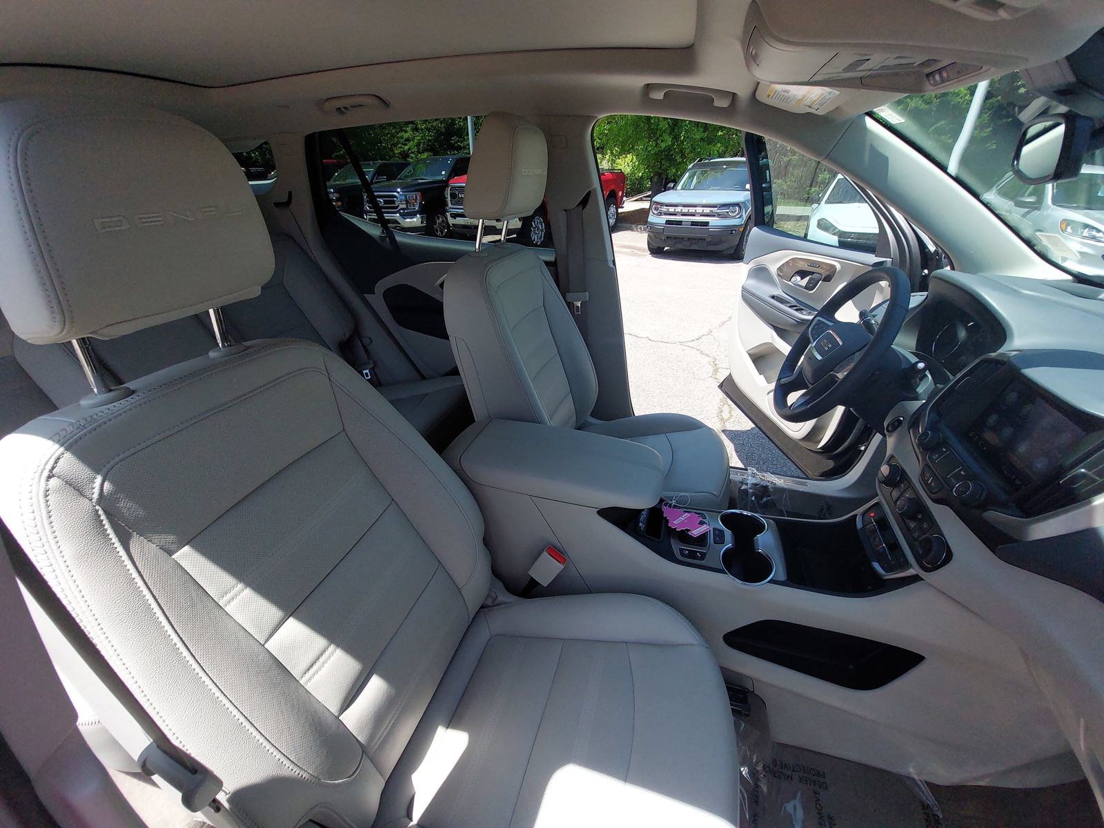 Used 2024 GMC Terrain Denali w/ Denali Premium Package AWD/4WD image 10