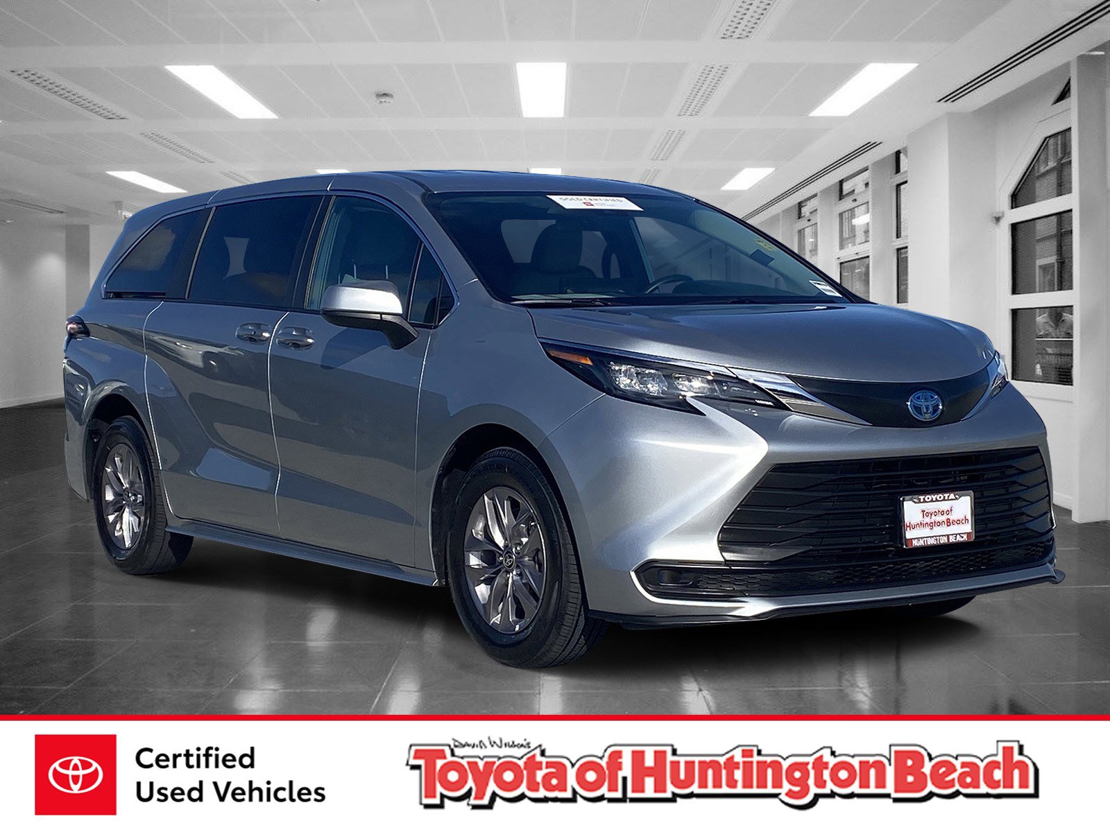 Certified 2025 Toyota Sienna LE FWD image 1
