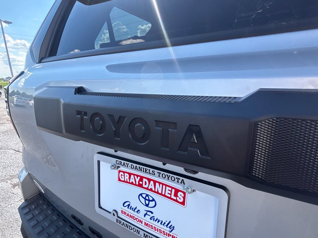 Used 2025 Toyota 4Runner SR5 AWD/4WD image 33