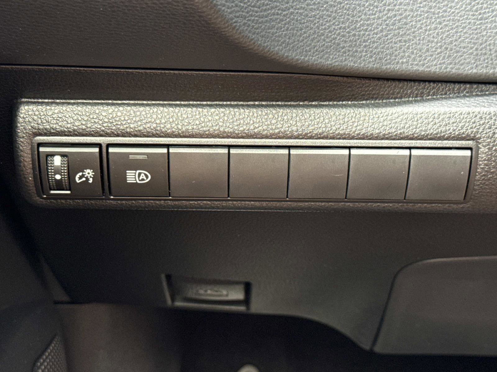 Used 2023 Toyota Corolla SE w/ SE Premium Package image 13