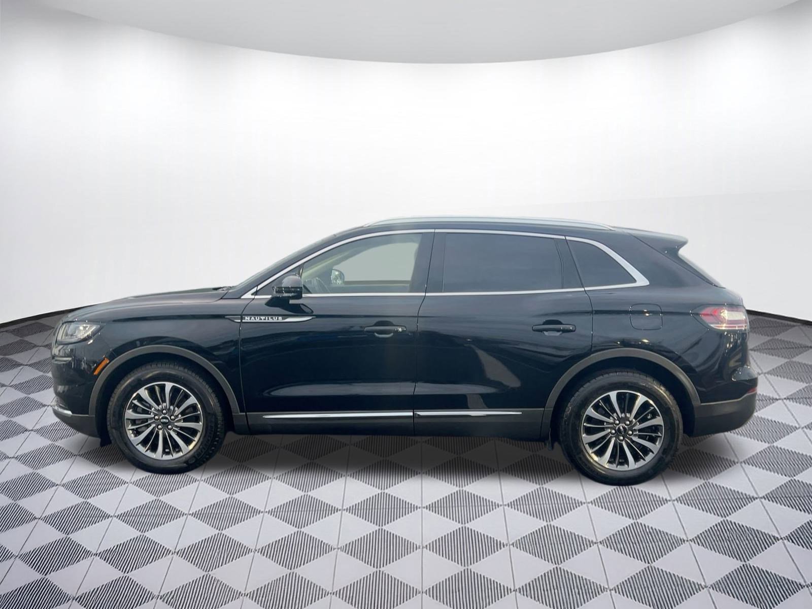 Used 2023 Lincoln Nautilus AWD w/ Premium Package image 2