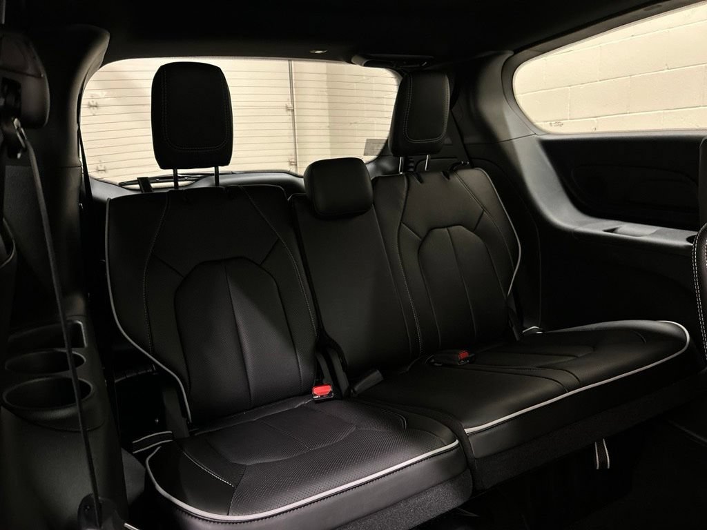 New 2027 Chrysler Pacifica Limited FWD image 10