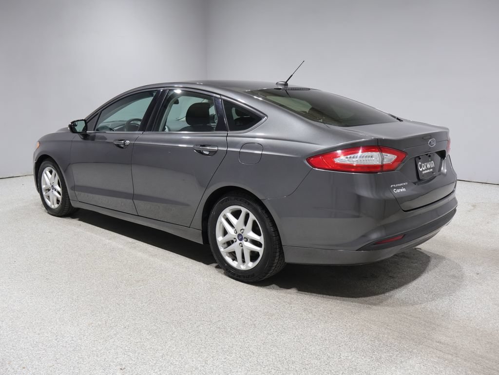 Used 2016 Ford Fusion SE FWD image 4