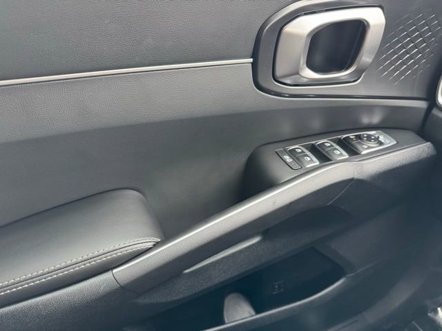 Used 2025 Kia Sorento S image 32