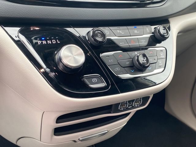 Used 2024 Chrysler Pacifica Touring-L FWD image 11