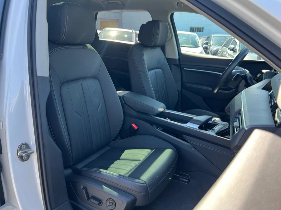 Used 2024 Audi Q8 e-tron Premium Plus w/ Premium Plus Package image 28