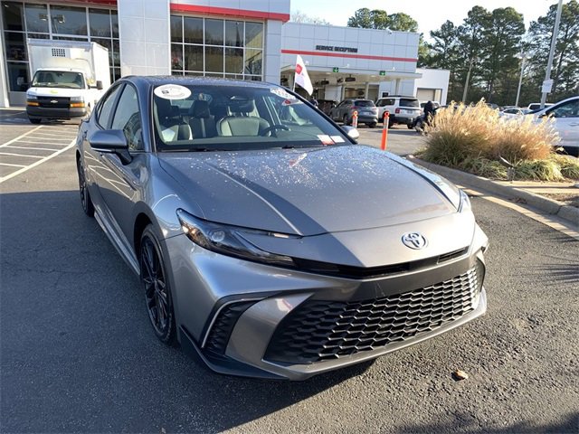 Used 2025 Toyota Camry SE image 2