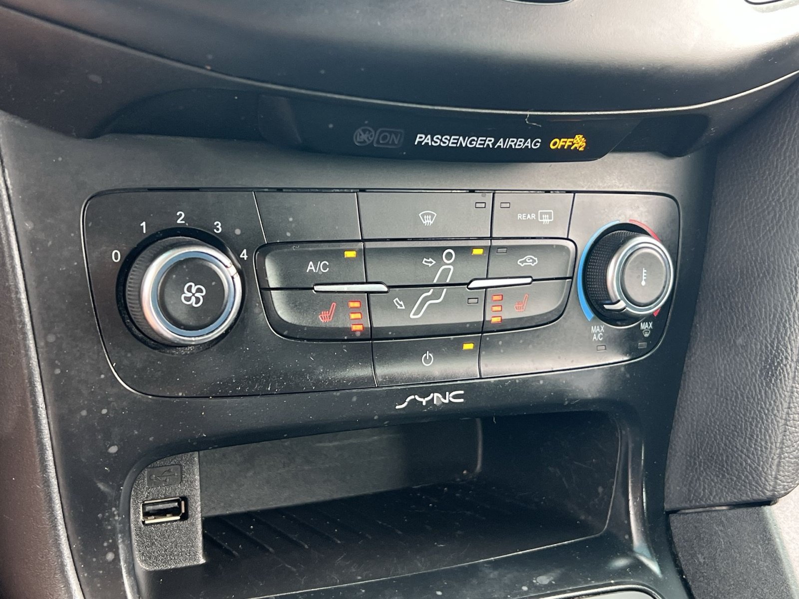 Used 2015 Ford Focus SE w/ SE Cold Weather Package FWD image 20