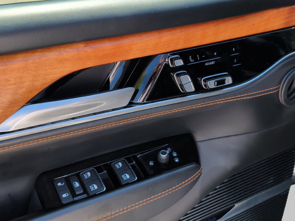 Used 2024 Jeep Grand Wagoneer L Series III AWD/4WD image 15