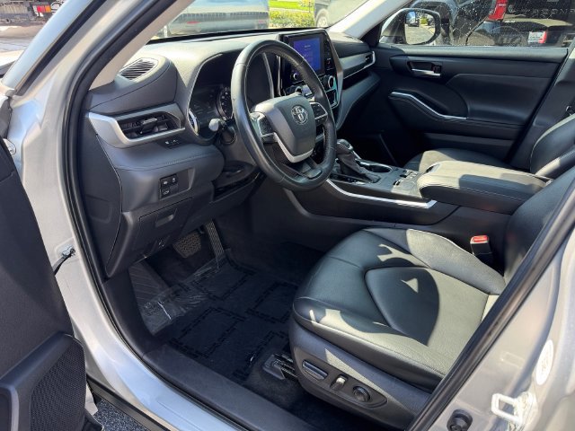 Used 2023 Toyota Highlander XLE FWD image 11