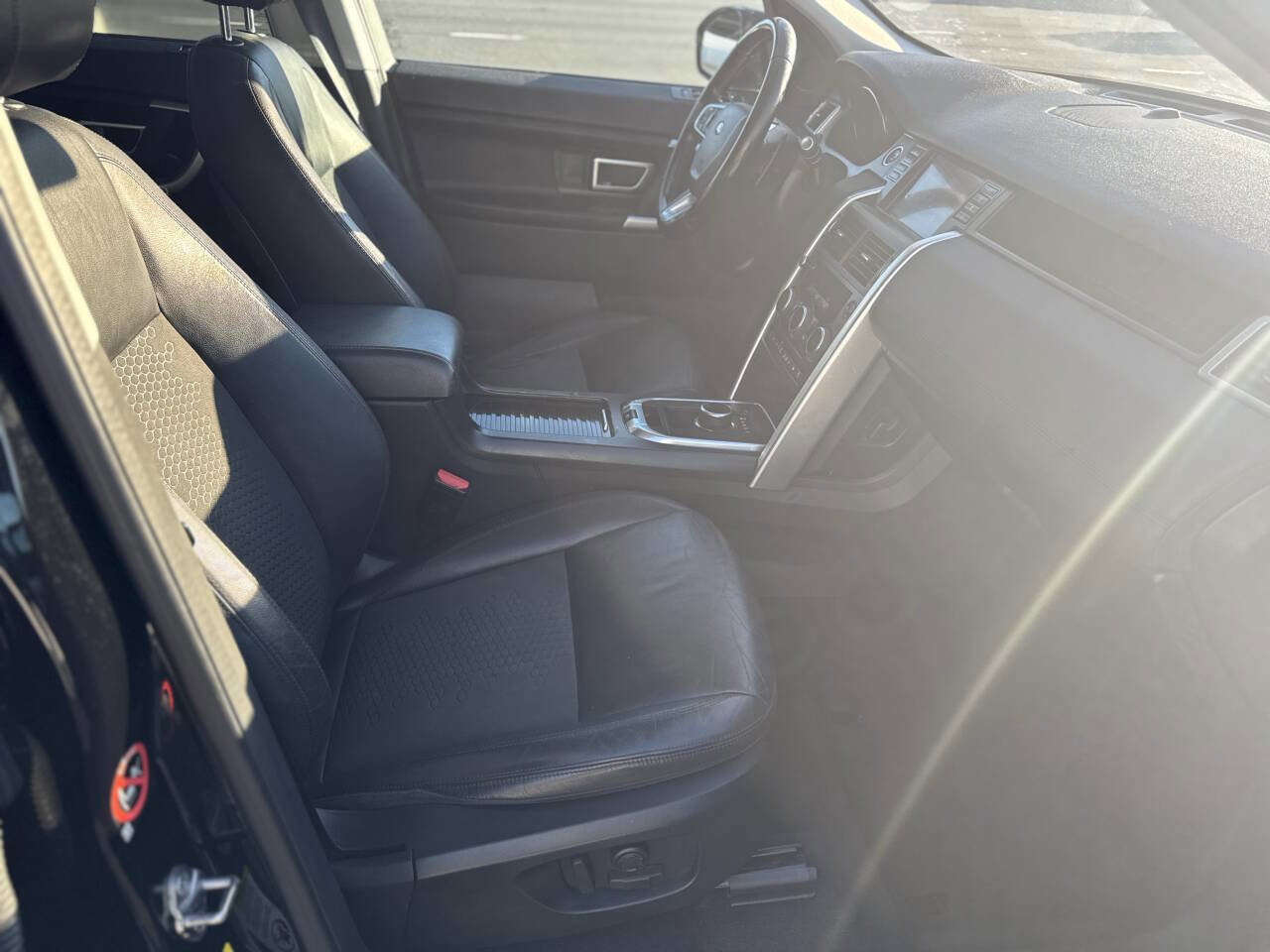 Used 2018 Land Rover Discovery Sport SE image 17