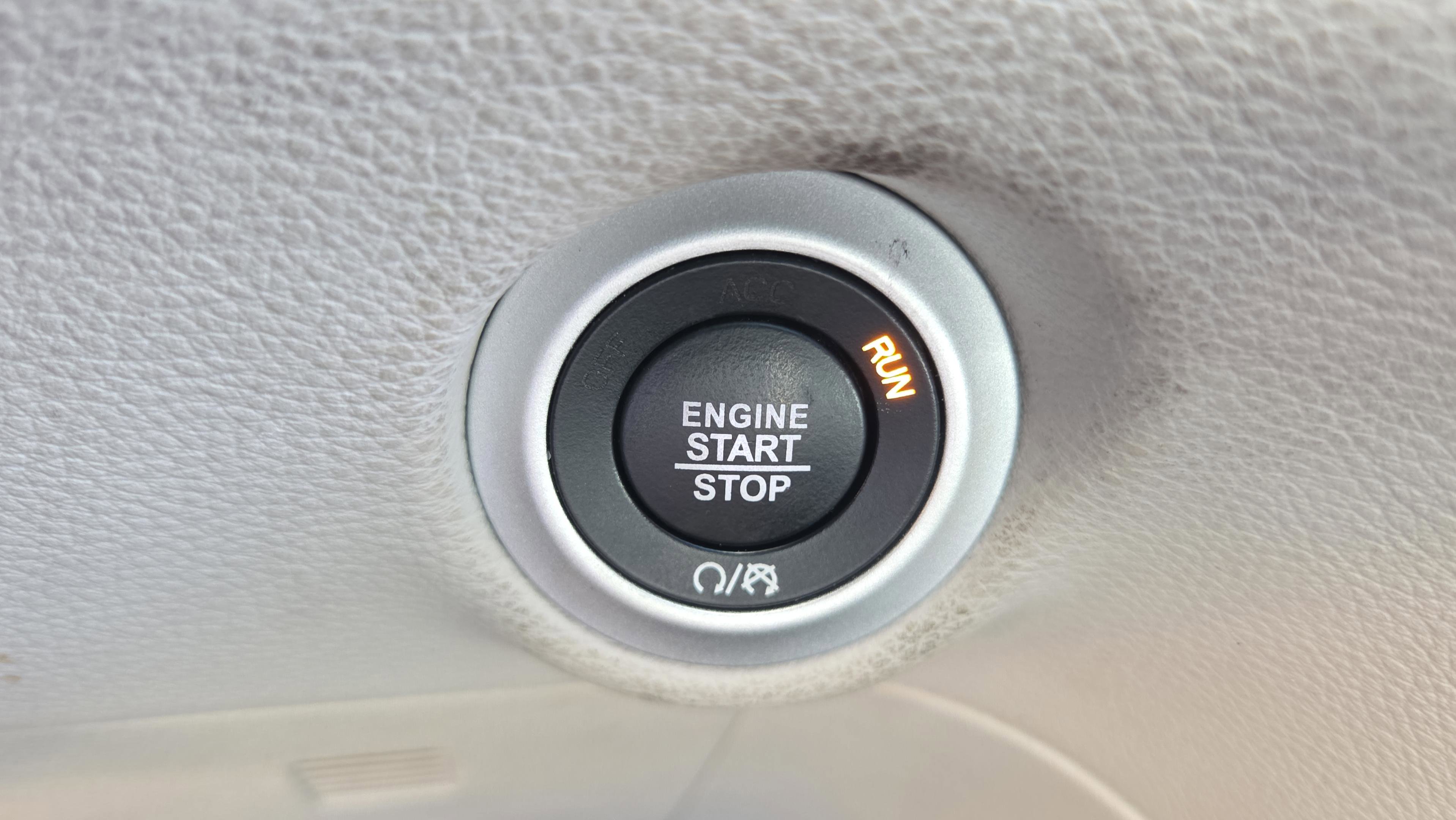 Used 2023 Chrysler Pacifica Limited w/ Uconnect Theater Family Group image 35