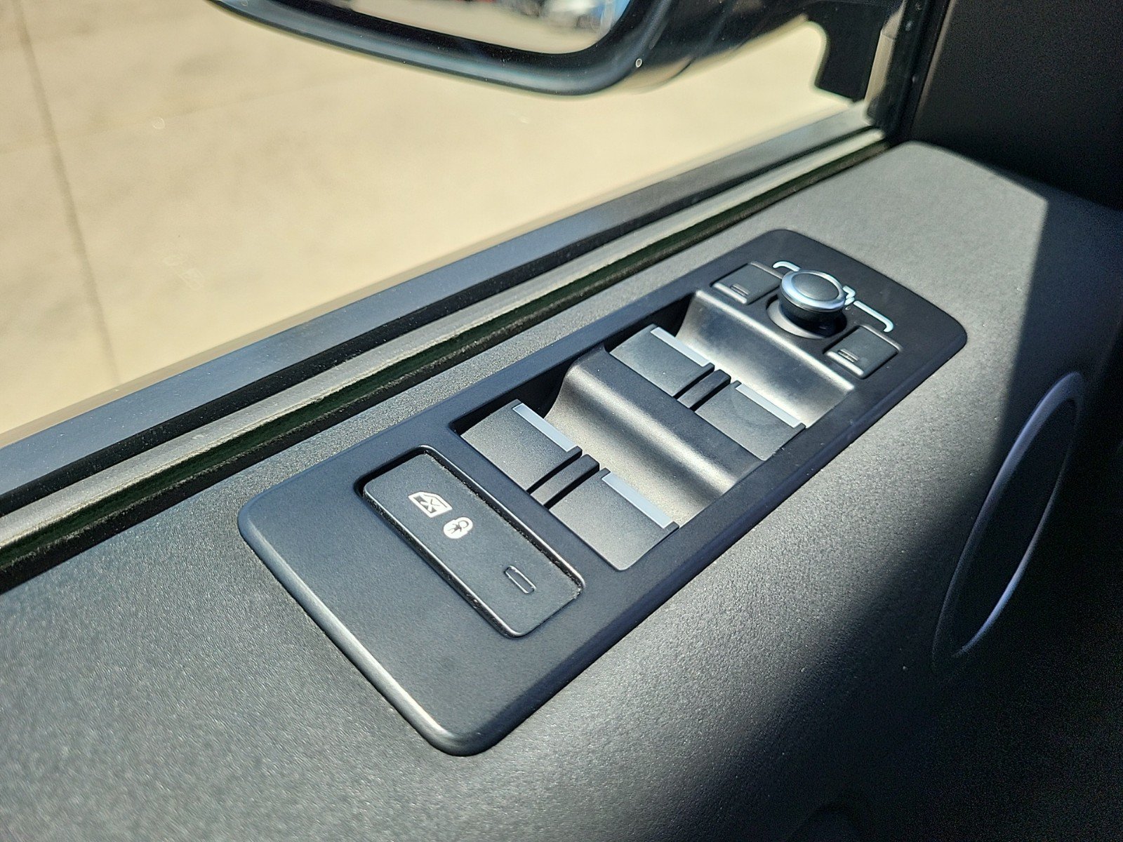 Used 2019 Land Rover Discovery SE AWD/4WD image 17