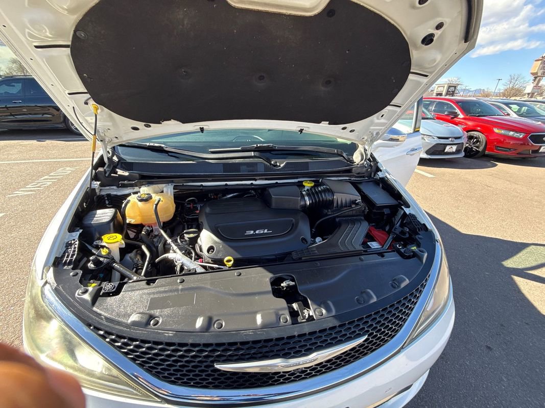 Used 2017 Chrysler Pacifica Limited image 10