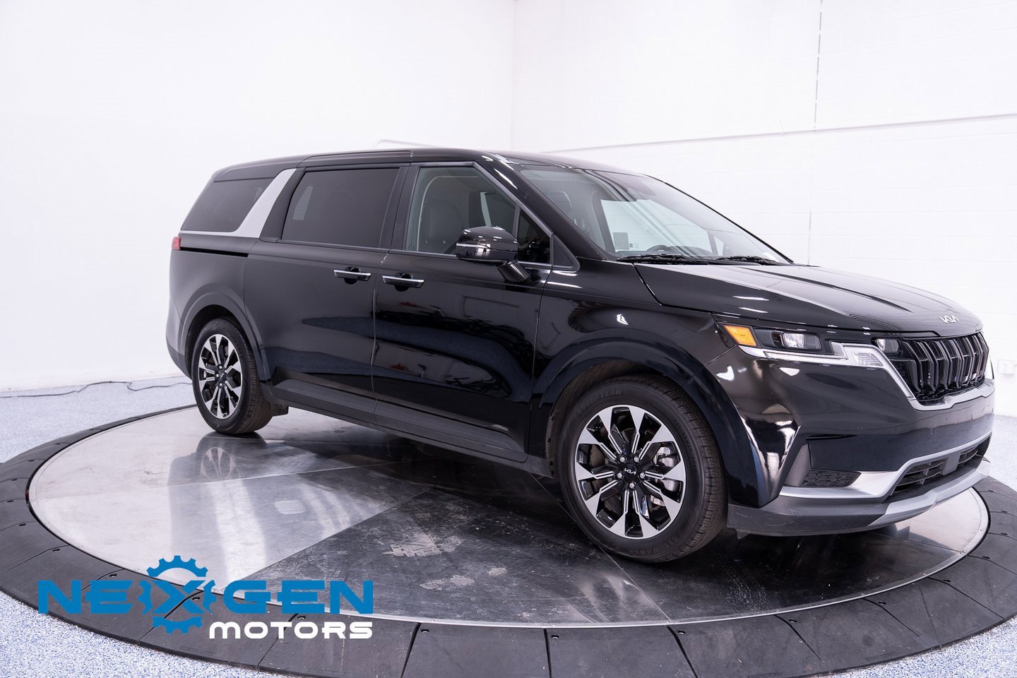 Used 2024 Kia Carnival EX image 1