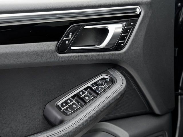 Used 2023 Porsche Macan Turbo image 8