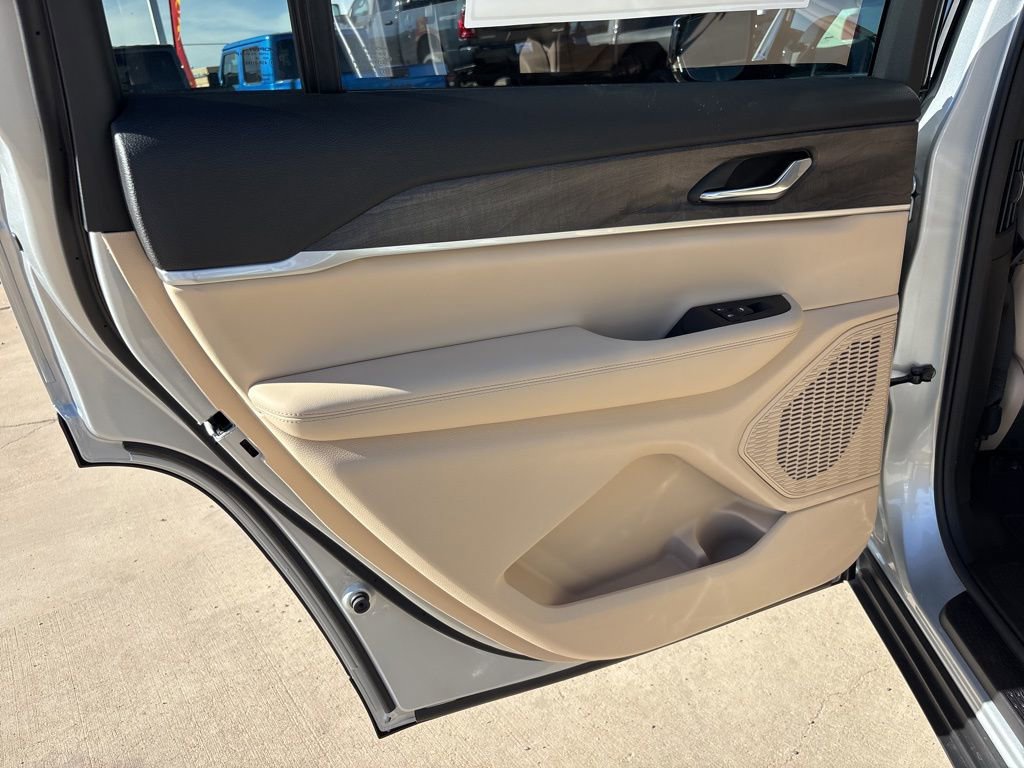 New 2025 Jeep Grand Cherokee L Limited w/ Black Appearance Package image 17