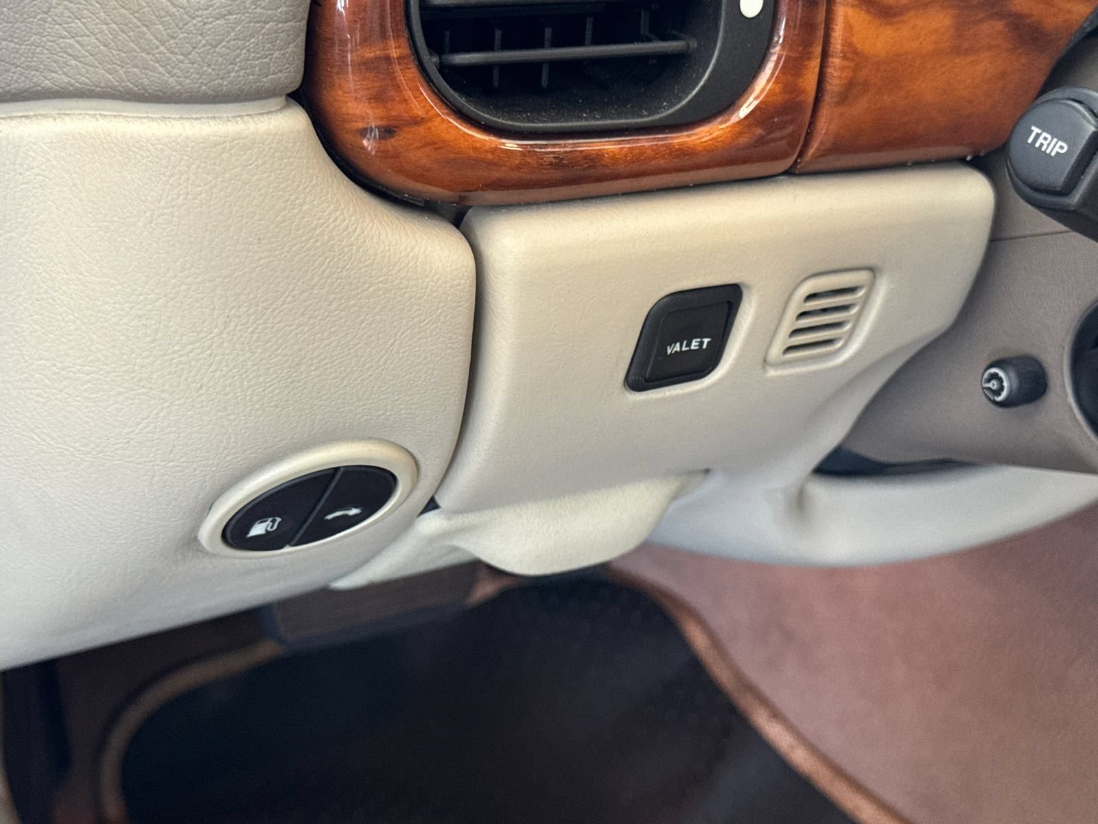 Used 2002 Jaguar XK8 Convertible RWD image 16