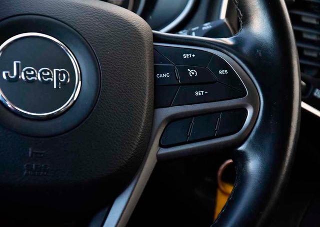 Used 2020 Jeep Cherokee Latitude w/ Cold Weather Group image 17