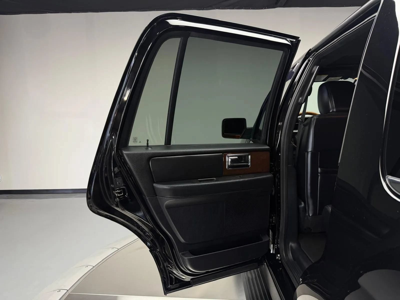 Used 2017 Lincoln Navigator Select AWD/4WD image 18