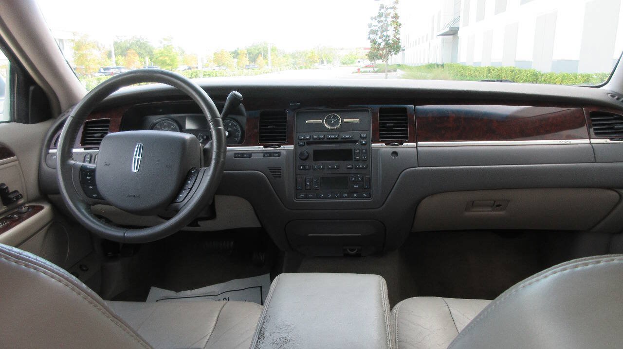 Used 2007 Lincoln Town Car Signature RWD image 26