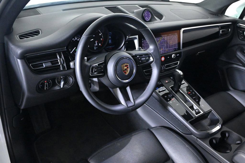 Certified 2025 Porsche Macan image 4