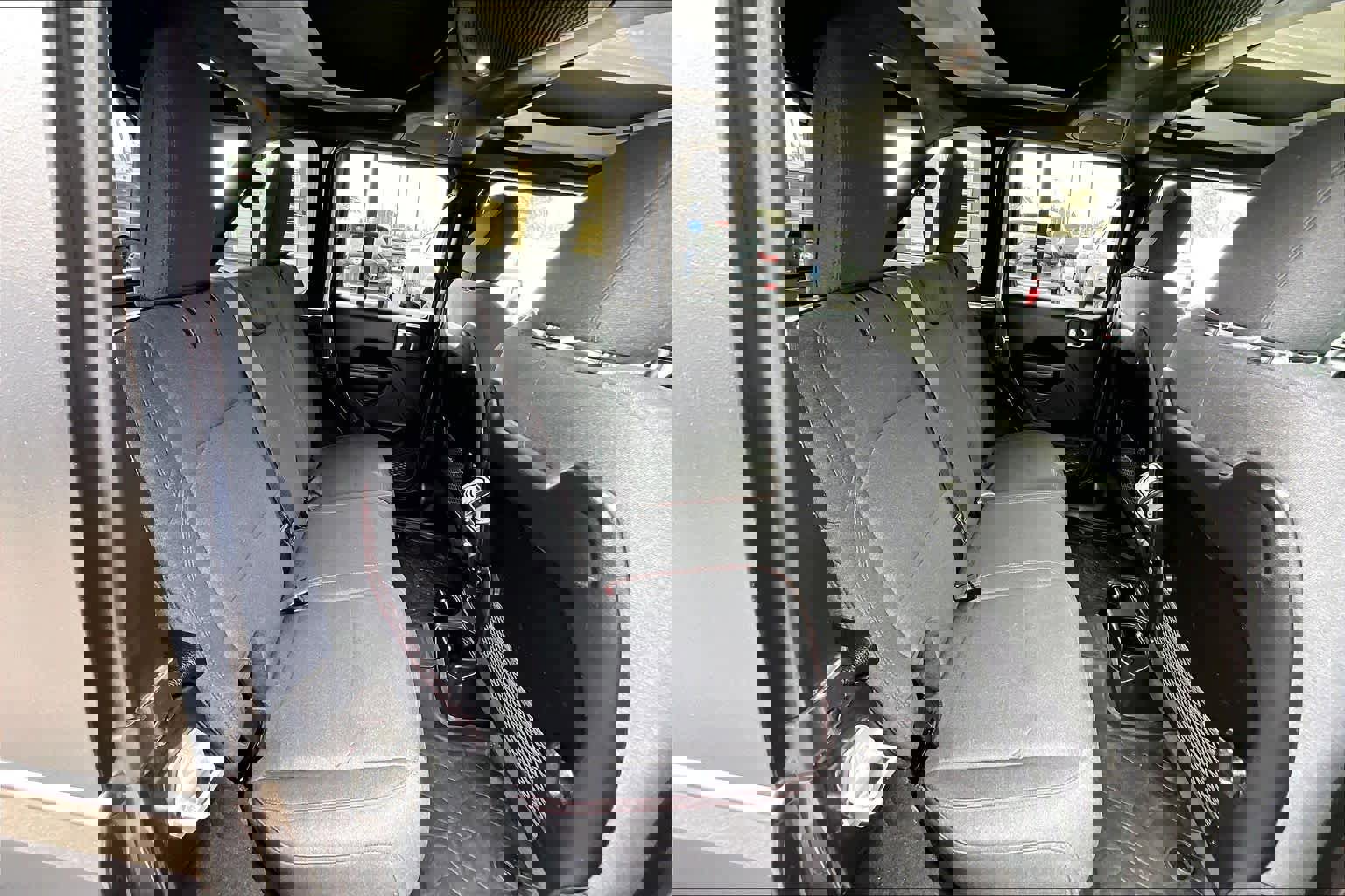 Used 2024 Jeep Wrangler Unlimited Rubicon w/ Technology Group image 18