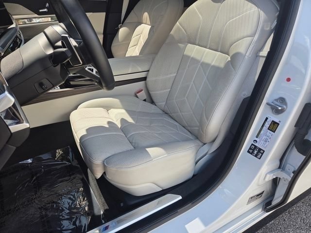 Used 2025 BMW 760i xDrive w/ Executive Package AWD/4WD image 8