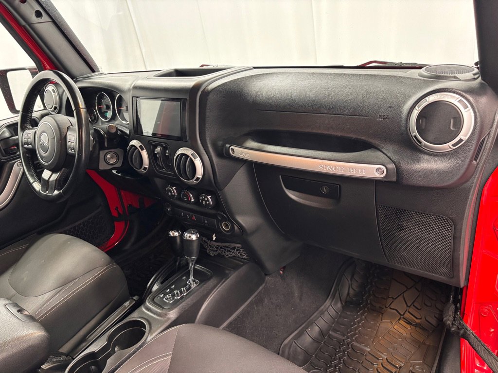 Used 2016 Jeep Wrangler Unlimited Sahara w/ Connectivity Group image 17