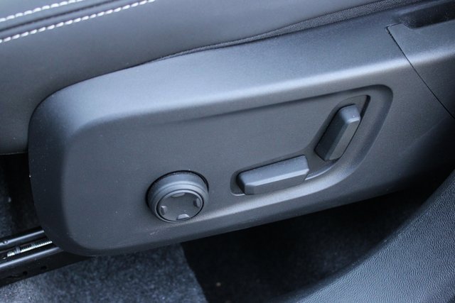 Used 2025 Volvo XC40 B5 Plus image 14